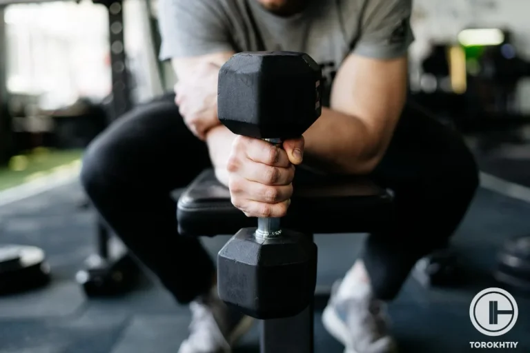 how to hold a dumbbell